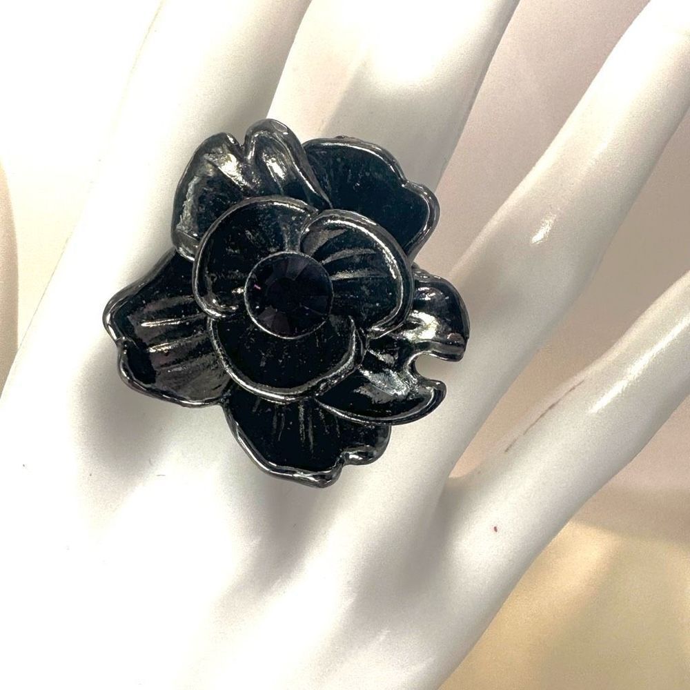 Grey flower ring with red rhinestone center